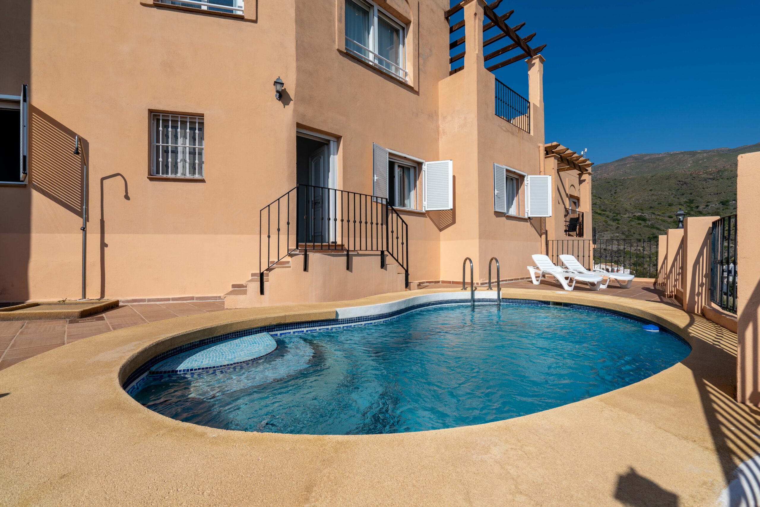 Chalet con vistas al mar y piscina